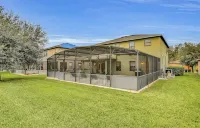 5 BR with pool! By shopping, restaurants, Disneyworld, & Universal Studios!