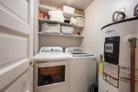 Urban 2BR/2BA Apt w/ 1 Free Parking Spot 2 miles to Lucas Oil