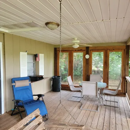 Lakeside Cottage on Lake Guntersville. No Pets and Non Smoking Rental.