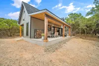 Cozy 2-bedroom cabin in serene Wimberley with WiFi, AC