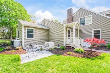 Private, 1 bed/1.5 bath apt close to local beaches Отели в г. Олд Лайм