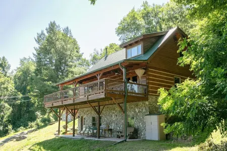 Wondertree Mountain Cabin– Luxury 3BR Cabin with Outdoor Hot Tub, Hot Springs NC