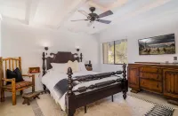 Secluded 10 Acre Desert Ranch with Hot Tub, Cowboy Pool, EV Charger & BBQ Hotels in der Nähe von Crazy Horse Ranch