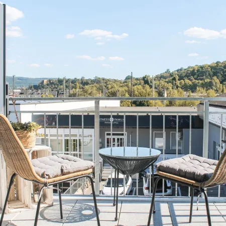 Close to the city center with parking space, balcony, lockable bike box & charging station
