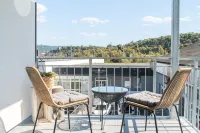 Close to the city center with parking space, balcony, lockable bike box & charging station