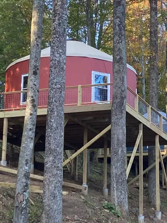 Elevated eclectic yurt with wrap-around porch, hot tub, and mountain view! Отели в г. Кэрролл