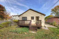 3 bedroom 2 bathroom whole house- up to 8 people Hotels in Westland