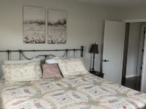 Newly renovated home! One block from Back of the Dragon-Close to downtown Marion Hotels in Smyth County