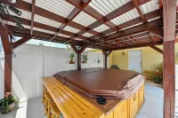 Paradise in Brandon with luxurious 6 person jacuzzi.