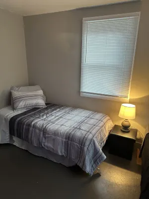 The Black House - 3 Beds - 2 Bed Rooms - Laundry Room ~ Close to Fishing!