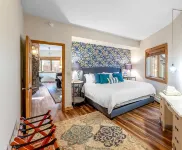 Architectural marvel w/firepit, hot tub, prime location, lounge & bar rooms! Hotels in Pocahontas County