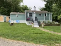 Cozy Cottage 1.5 mi. To Third Beach. Hotels near Aull Pilates & Movement Studio