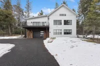 Lake Views, Modern & Luxurious, Walk to Town