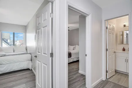 Luxury Top Floor, 2 Bed #10 - 167 Steps to Mission Beach and Boardwalk. Отели рядом с достопримечательностью «Ошен Дискавери Институт»