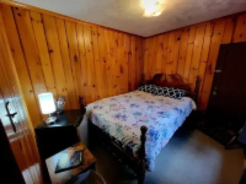 Riverfront cottage. Hiking, fishing, relaxing, pet friendly !