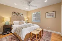 Luxury 2 blocks Downtown Square with a POOL, 2Bdrm, 2Bath Modern Large Bungalow