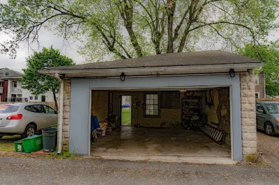 Spacious Home a mile away of York expo center with free parking lot.