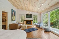 One-of-a-kind mountain cabin w hot-tub, near the Shenandoah NP