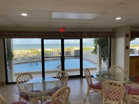 Beach front Condo (1/1) on Indian Shores Отели рядом с достопримечательностью «Тики Гарденс - Индиан-Шорс Бич Аксесс»