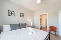 5min to Uptown! Suite Stay~Lux Condo w/FREE Parking~ KING BED~LONG TERM Welcome!