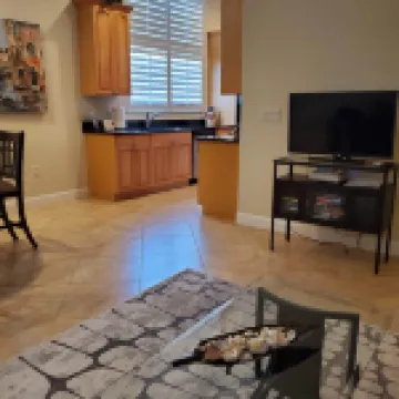 Beautiful Venice Island Apartment right on Venice Ave. - Shop, Beach & Eat!