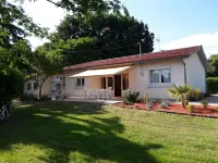 Single-storey house 110m², residential area, 500m from town center Hotels in Gers