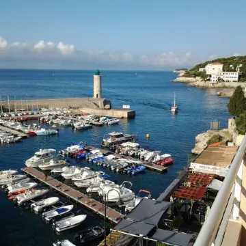 Beautiful and bright apartment with lovely view of Cassis Bay and feet in water