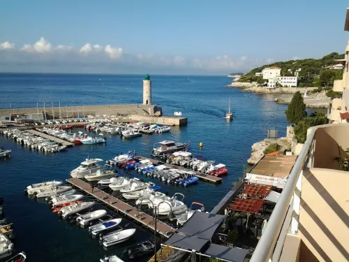 Beautiful and bright apartment with lovely view of Cassis Bay and feet in water