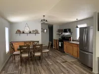 Cozy 3-Bedroom Mobile Home in the Spring Creek Area Just North of Pierre. Hotels in Hughes County