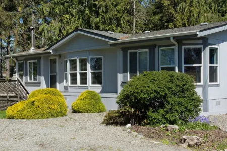 Water View Home, and private beach access, Quiet with Nature trails Отели рядом с достопримечательностью «Нью Дангенесс Лайтхаус»