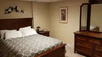 Spacious suite with fenced back yard, deck, gas grill, fireplaces and splash pad Hotels near Athens