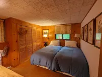 Great Family Cabin in the woods on a lake. Hotels in Norfolk