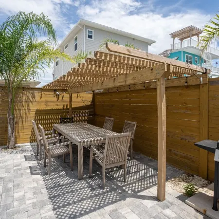 Oasis by the Beach, 2 master Suites, 2 living rooms, Heated pool, steps to ocean