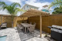 Oasis by the Beach, 2 master Suites, 2 living rooms, Heated pool, steps to ocean