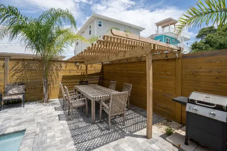 Oasis by the Beach, 2 master Suites, 2 living rooms, Heated pool, steps to ocean