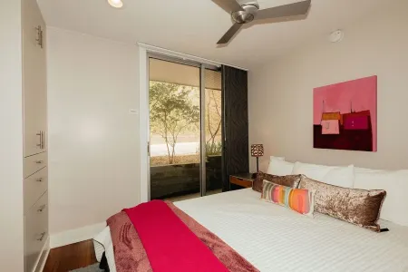 Saugatuck Waterfront condo. Bike, beach, boat, kayak, shop, Outdoor heated pool Отели в г. Сотак