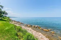 Lakefront Midcentury Cottage