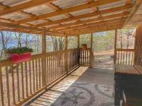 Cozy Cabin with an amazing deck and beautiful views of Lake Fort Smith!