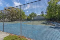 LOCATION! *2 POOLS *WALK TO BEACH & PIER VILLAGE*