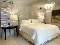 Convenient location. Walking distance to LSU lakes.