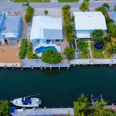 Dolphin Retreat-3 bedroom 2 Bath Marathon Home w Private Pool & 60 foot Dock