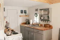 MaineStay Cottage #5 With Fireplace & Fully Stocked Kitchen in Hampden/Bangor