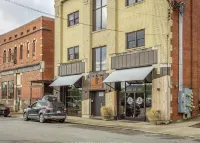 La Vie Bohéme: Southside Condo in the Thick of It