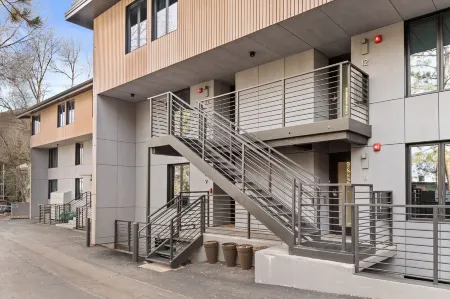 Large, Luxurious Riverfront Townhouse