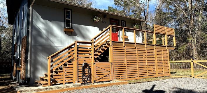 Cozy coastal oasis w/ wooded views and wrap around deck. Close to Dauphin Island Hotels in Mobile
