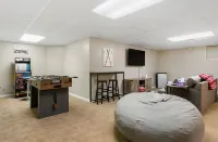 Gorgeous remodeled home in Harbor Springs with Hot tub Hotels in West Traverse Township