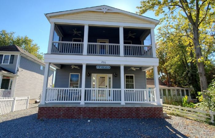 Large Luxury 4 bed/3 bath Beach House-2 Blocks to beach, 1 Block to Bay