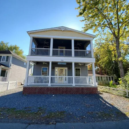 Large Luxury 4 bed/3 bath Beach House-2 Blocks to beach, 1 Block to Bay