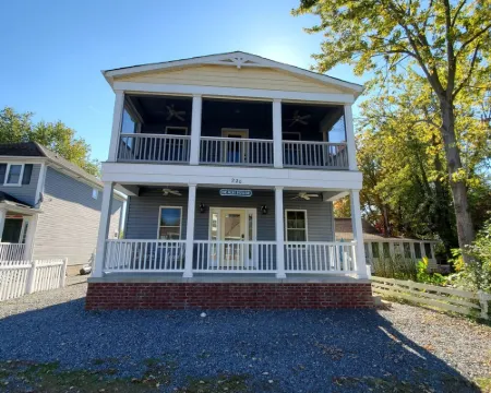 Large Luxury 4 bed/3 bath Beach House-2 Blocks to beach, 1 Block to Bay Hotels in Colonial Beach