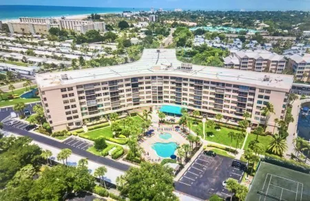 Enjoy the crystal white sands of Siesta Key! Отели в г. Сиеста-Ки